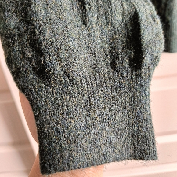 M☘️Reitmans Forest Green V-Neck Sweater - Picture 6 of 7